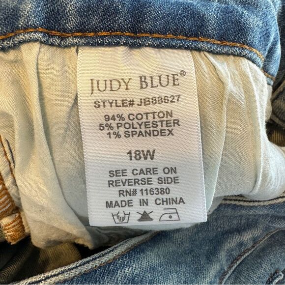 Judy Blue Yard Work Cross Over High Rise Medium Blue Wash Relaxed Fit, Size 18W - Picture 15 of 16